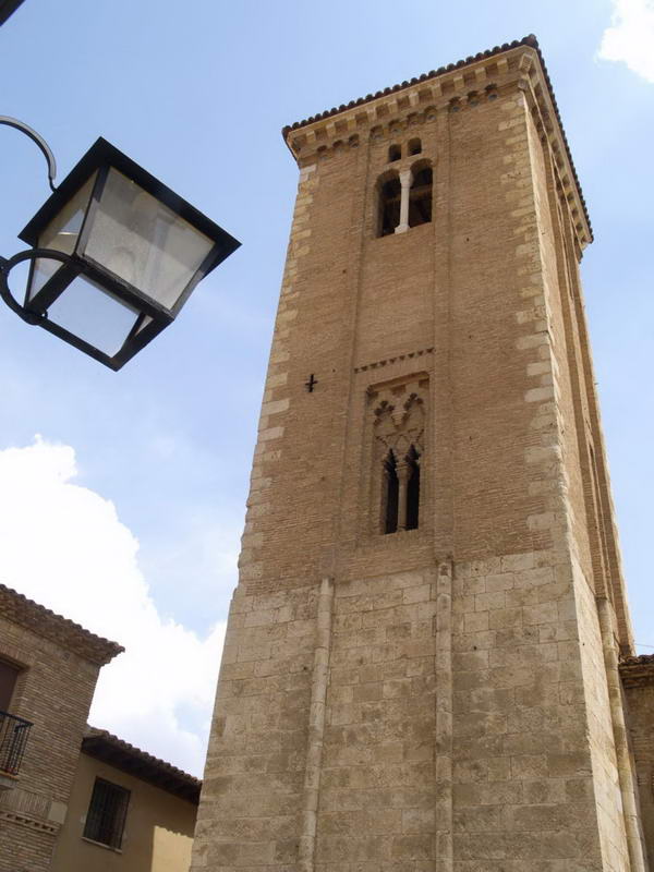 VENTANAL MUDEJAR ENMARCADO POR PILASTRAS Y REHUNDIDO EN ALFIZ