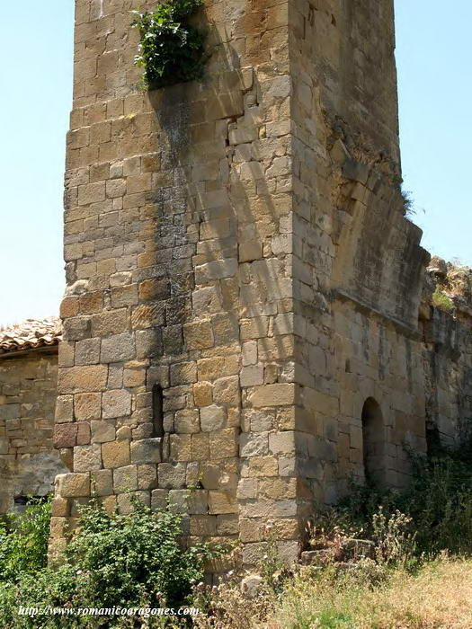 BASE DE LA TORRE DESDE EL NORESTE