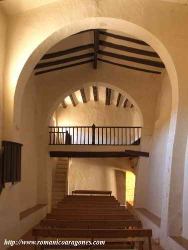 INTERIOR DE LA NAVE HACIA LOS PIES