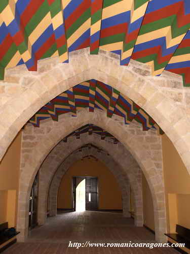 INTERIOR DEL TEMPLO HACIA LOS PIES, ARTESONADO DECORADO AL MODO DISNEILANDIA