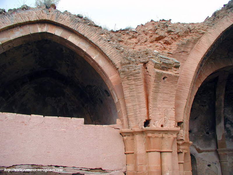 PILASTRA ENTRE CABECERAS CENTRAL Y SUR, CON ARRANQUE DE ARQUERA