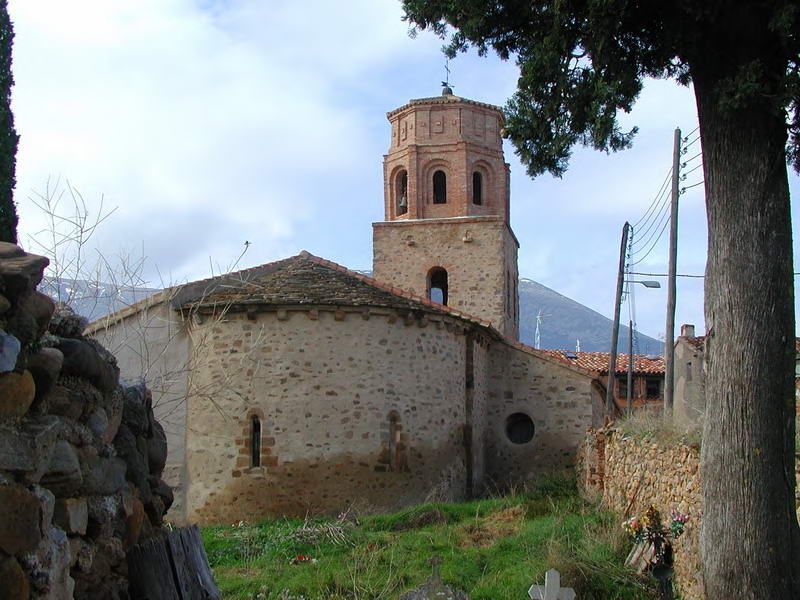 VISTA DEL TEMPLO DESDE EL ESTE. AL FONDO, EL MONCAYO.