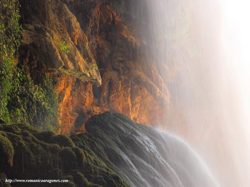 CONTRALUZ A TRAVÉS DEL AGUA EN LA GRUTA IRIS