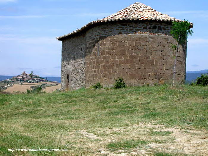 VISTA ESTE DEL TEMPLO. AL FONDO A LA IZDA, PINTANO