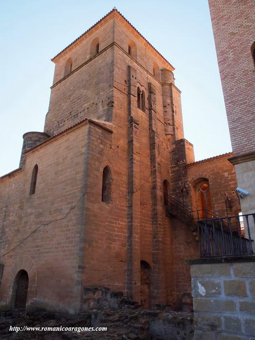 TORREÓN GÓTICO ALZADO SOBRE EL ATRIO DEL TEMPLO