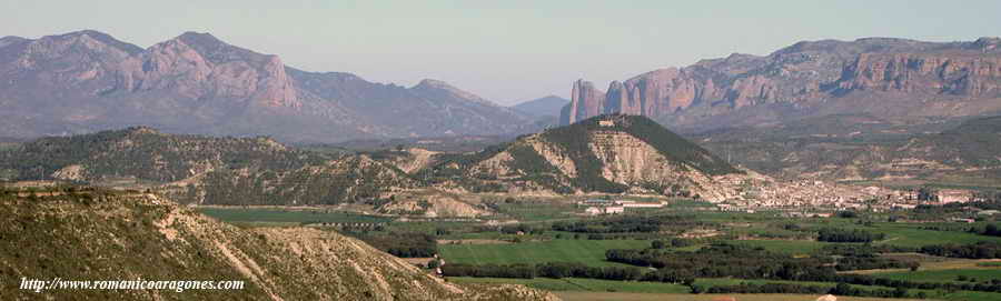 AYERBE, SU CERRO Y LOS MALLOS AL FONDO, DESDE SAN MITIAL