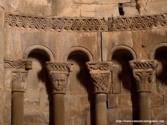 DETALLE DE LOS CAPITELES. ADVERTIR EL DE CABEZA CORONADA