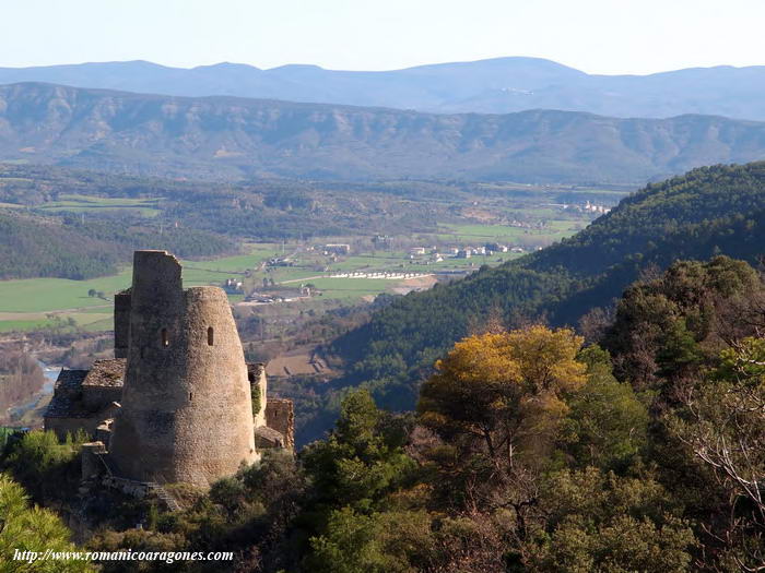 CASTILLO DE PERARRUA DOMINANDO EL VALLE DEL ÉSERA