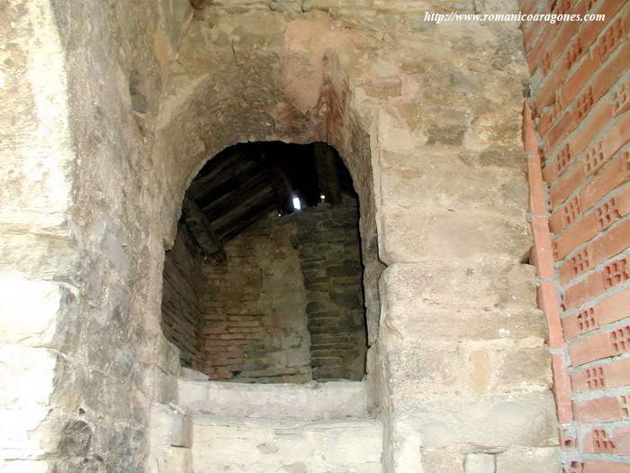 INTERIOR DE LA TORRE REPARADA. 2002