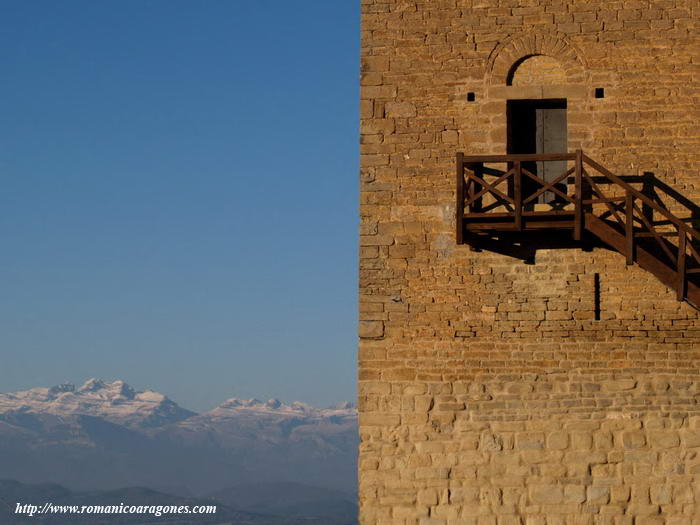 DETALLE LIENZO SUR, CON PUERTA DE ACCESO. AL FONDO EL MACIZO DE MONTEPERDIDO