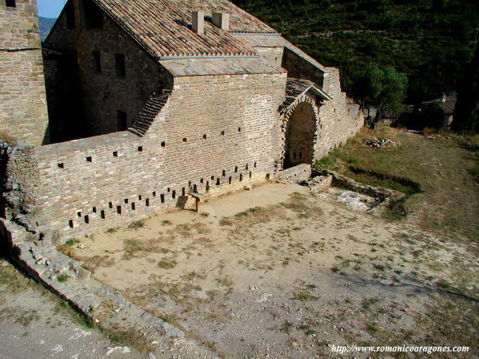 CIMIENTOS DE MURO NORTE DEL RECINTO, Y MURO ESTE, CON CABECERA DE IGLESIA Y ASPILLERAS