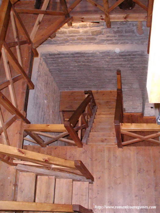 HUECO DE LA ESCALERA, A PONIENTE DE LA TORRE. NOTAR RETRANQUEOS.