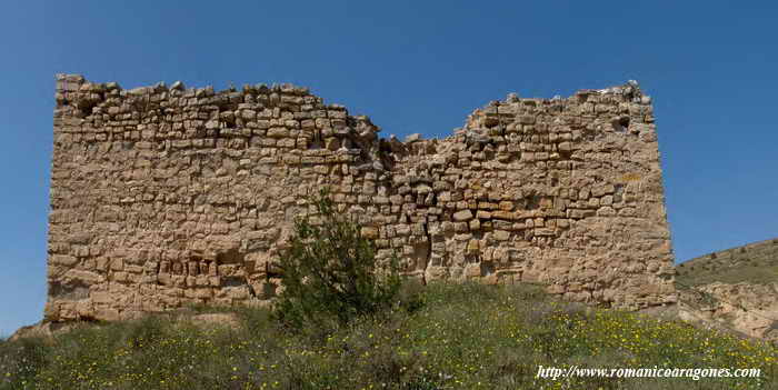 LIENZO NORESTE DEL CASTILLO, EL QUE MIRA AL CINCA