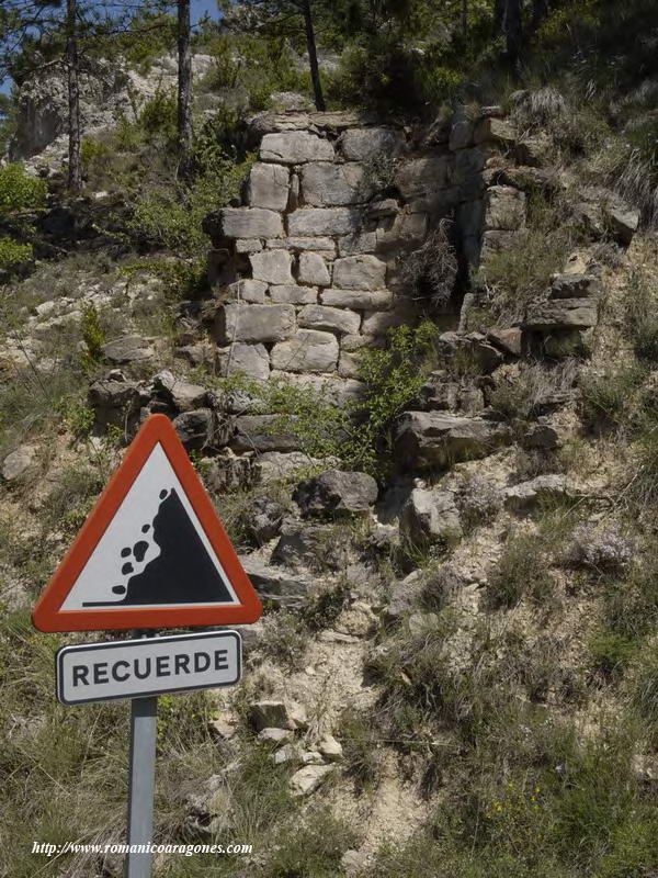 TORRE CILÍNDRICA EN RUINAS Y SEÑAL ADVIRTIENDO DESPRENDIMIENTOS